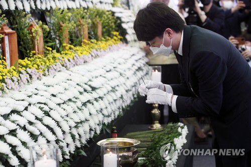 '철거건물 붕괴참사' 분향하는 이준석 대표(광주=연합뉴스) 천정인 기자 = 국민의힘 이준석 대표가 14일 광주 동구청 주차장에 마련된 '철거 건물 붕괴 참사 피해자 합동분향소'를 찾아 헌화 ·분향하고 있다. 2021.6.14 iny@yna.co.kr