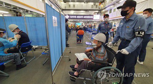 해군 한산도함에서 백신접종(진도=연합뉴스) 한상균 기자 = 14일 임시 예방접종센터로 지정된 해군 한산도함에서 전남 진도군 도서지역 주민들이 코로나19 백신 접종을 받고 있다.
       코로나19 예방접종대응추진단은 이날부터 한산도함을 활용해 백신 접종이 어려운 낙도 및 무의도 25개 지역에서 30세 이상 주민을 대상으로 예방접종을 시행한다.  한산도함은 교육·훈련을 목적으로 건조된 4천500t급 함정으로 국내 군함 가운데 최대규모의 의무실과 병상을 갖췄다. xyz@yna.co.kr