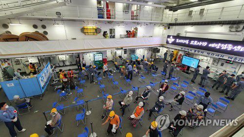 해군 한산도함에서 백신접종(진도=연합뉴스) 한상균 기자 = 14일 임시 예방접종센터로 지정된 해군 한산도함에서 전남 진도군 도서지역 주민들이 코로나19 백신 접종을 받고 있다.
       코로나19 예방접종대응추진단은 이날부터 한산도함을 활용해 백신 접종이 어려운 낙도 및 무의도 25개 지역에서 30세 이상 주민을 대상으로 예방접종을 시행한다.  한산도함은 교육·훈련을 목적으로 건조된 4천500t급 함정으로 국내 군함 가운데 최대규모의 의무실과 병상을 갖췄다. xyz@yna.co.kr