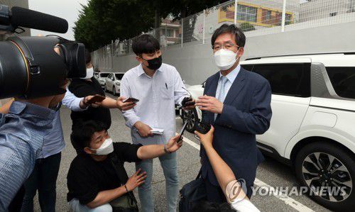 기자들 질문에 답하는 전두환 측 변호인(광주=연합뉴스) 정회성 기자 = 전두환 전 대통령의 5·18 관련 사자(死者)명예훼손 사건의 항소심 공판이 열린 14일 광주 동구 광주지방법원에서 전씨의 변호인 정주교 변호사가 기자들 질문에 답하고 있다. 5·18 사자명예훼손 혐의로 1심에서 유죄를 선고받은 전씨는 항소심 재판에는 출석하지 않겠다는 뜻을 변호사를 통해 밝혔다. 2021.6.14 hs@yna.co.kr