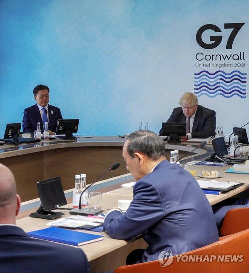 확대회의 참석한 문 대통령과 스가 총리(콘월[영국]=연합뉴스) G7 정상회의 참석차 영국을 방문 중인 문재인 대통령이 12일 오후(현지시간) 영국 콘월 카비스베이에서 코로나19 백신 공급 확대 및 보건 역량 강화 방안을 다룰 확대회의 1세션에 영국 보리스 존슨 총리, 일본 스가 요시히데 총리와 참석해 있다.  2021.6.13  [영국 총리실 제공. 재판매 및 DB 금지] cityboy@yna.co.kr