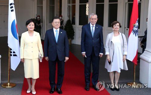 기념촬영하는 한-오스트리아 정상(비엔나[오스트리아]=연합뉴스) 이진욱 기자 = 오스트리아를 국빈 방문중인 문재인 대통령과 김정숙 여사가 14일(현지시간) 비엔나 호프부르크궁 발하우스 광장에서 열린 공식환영식에서 알렉산더 판데어벨렌 대통령, 도리스 듀미다우어 여사와 기념촬영을 하고 있다. 2021.6.14 cityboy@yna.co.kr