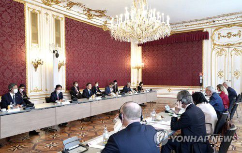 한-오스트리아 정상회담(비엔나[오스트리아]=연합뉴스) 이진욱 기자 = 오스트리아를 국빈 방문 중인 문재인 대통령이 14일(현지시간) 비엔나 호프부르크궁에서 알렉산더 판데어벨렌 대통령과 정상회담을 하고 있다. 2021.6.14 cityboy@yna.co.kr