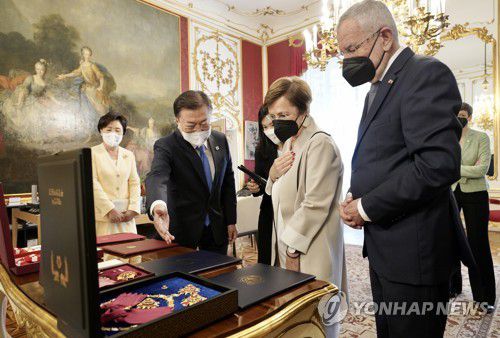 훈장교환식 참석한 문재인 대통령 내외(빈[오스트리아]=연합뉴스) 이진욱 기자 = 오스트리아를 국빈 방문중인 문재인 대통령과 김정숙 여사가 14일(현지시간) 빈 호프부르크궁에서 정상회담 사전환담에 앞서 알렉산더 판데어벨렌 대통령과 훈장교환을 하고 있다. 2021.6.14 cityboy@yna.co.kr