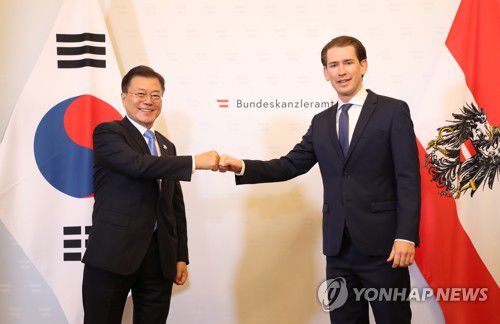 오스트리아 총리와 인사하는 문 대통령(빈[오스트리아]=연합뉴스) 이진욱 기자 = 오스트리아를 국빈 방문중인 문재인 대통령이 14일(현지시간) 빈 총리실에서 제바스티안 쿠르츠 총리와 인사하고 있다.  2021.6.14 cityboy@yna.co.kr