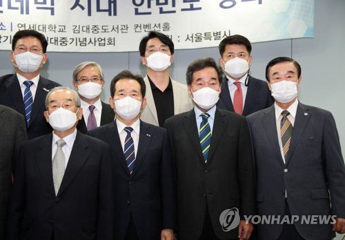 6·15 남북정상회담 21주년 기념식(서울=연합뉴스) 김승두 기자 = 15일 서울 연세대 김대중도서관에서 열린 6·15 남북정상회담 21주년 기념식에 더불어민주당 송영길 대표, 이낙연 전 대표, 정세균 전 국무총리 등 대권주자들이 기념 촬영하고 있다. 2021.6.15 kimsdoo@yna.co.kr