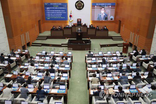 시정연설 하는 오세훈(서울=연합뉴스) 이정훈 기자 = 오세훈 서울시장이 15일 오후 서울시의회에서 열린 정례회 본회의에서 추경예산안에 대한 시정연설을 하고 있다. 2021.6.15 uwg806@yna.co.kr