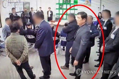 철거건물 붕괴참사…허 찔린 경찰 수사(광주=연합뉴스) 철거건물 붕괴참사가 발생한 광주 학동 4구역 재개발사업 업체 선정에 관여하고 이권에 개입했다는 의혹을 받는 문흥식 전 5·18구속부상자회장이 지난 13일 미국으로 출국했다. 참사 전반을 수사하는 경찰은 이날 문 전 회장이 철거공사업체 선정 과정에서 직간접적으로 개입한 정황을 포착하고 입건했다. 해외 출국 사실을 뒤늦게 파악한 경찰은 인터폴과 공조해 문 전 회장을 추적할 방침이다. 사진은 2018년 10월 학동4구역재개발사업조합 신임 집행부 선거장에 난입한 문 전 회장의 모습. 2021.6.15 [독자 제공 영상 캡처. 재판매 및 DB 금지] hs@yna.co.kr