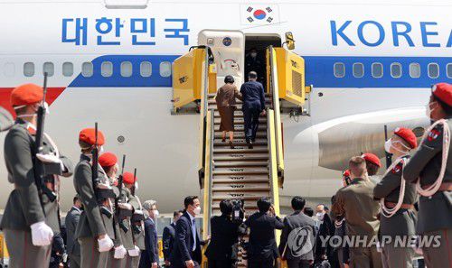 오스트리아 떠나는 문 대통령(빈[오스트리아]=연합뉴스) 이진욱 기자 = 오스트리아 국빈 방문을 마친 문재인 대통령과 김정숙 여사가 다음 순방국인 스페인으로 향하기 위해 15일(현지시간) 오스트리아 빈 국제공항에 도착해 공군1호기에 오르고 있다. 2021.6.15 cityboy@yna.co.kr