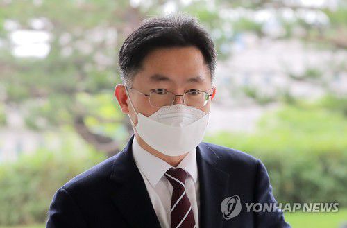 대검 들어서는 이정수 서울중앙지검장(서울=연합뉴스) 이정훈 기자 = 사진은 이정수 서울중앙지검장이 지난 10일 오후 서울 서초구 대검청사로 들어서고 있는 모습. 
    이날 검찰 고위급 간부들은 법무부에서 보직변경 신고식을 치른 뒤 대검청사를 찾아 김오수 검찰총장을 면담했다. [연합뉴스 자료사진]