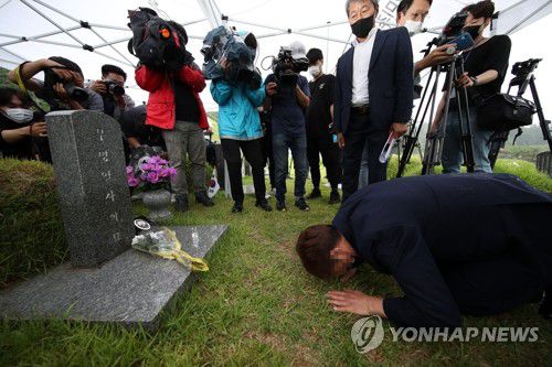 41년간 무명열사였던 묘에 절하는 유가족(광주=연합뉴스) 조남수 기자 = 15일 오후 광주 북구 국립5·18민주묘지에서 DNA 분석 결과 묘지번호 4-90번이 5·18민주화운동 당시 행방불명으로 신고된 신동남(1950.6.30 생) 씨임을 확인, 유가족이 묘를 찾아 절하고 있다. 
신동남 열사는 행방불명자로 신고된 바 있지만, 지금까지 공식 인정을 받지 못했다. 5·18 보상이 시작된 1990년부터 2015년까지 7차례에 걸쳐 행방불명자로 242명(중복 신고 포함 448건)이 신고됐지만, 공식 인정된 행불자는 84명에 불과하다. 2021.6.15 iso64@yna.co.kr