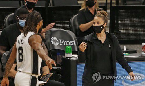 베키 해먼 샌안토니오 코치(오른쪽).[AFP=연합뉴스]