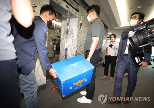 압수물 담은 상자 들고 전북도청 나오는 경찰[연합뉴스 자료사진]