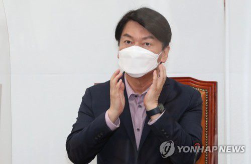 마스크 만지는 안철수 대표(서울=연합뉴스) 하사헌 기자 = 국민의당 안철수 대표가 17일 오전 국회에서 열린 최고위원회의에서 마스크를 만지고 있다. 2021.6.17 toadboy@yna.co.kr