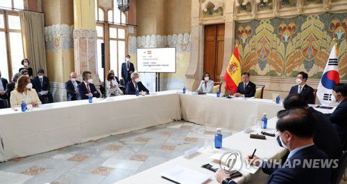 문재인 대통령 관광산업 라운드테이블 발언(바르셀로나[스페인]=연합뉴스) 이진욱 기자 = 스페인을 국빈 방문 중인 문재인 대통령이 17일(현지시간) 스페인 바르셀로나 산파우 병원에서 열린 한-스페인 관광산업 라운드테이블에 참석해 발언하고 있다. cityboy@yna.co.kr