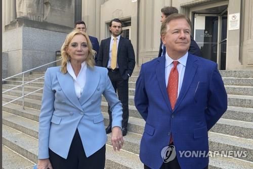 재판을 받고 나오는 맥클로스키 부부 [AP=연합뉴스]