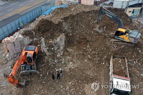 철거건물 붕괴참사…(광주=연합뉴스) 정회성 기자 = 17명의 사상자가 발생한 광주 동구 학동 4구역 재개발사업지의 철거건물 붕괴참사 현장에서 지난 16일 오전 경찰 과학수사요원 등이 잔해물을 살펴보며 사고 원인 조사를 하고 있는 모습. hs@yna.co.kr