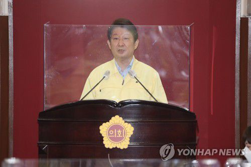 시의회서 답변하는 권영진 대구시장(대구=연합뉴스) 김현태 기자 = 권영진 대구시장이 16일 대구시의회에서 열린 283회 정례회 본회의에서 화이자 백신 도입 논란에 대한 해명을 묻는 시정질문에 답하고 있다. 2021.6.16 mtkht@yna.co.kr