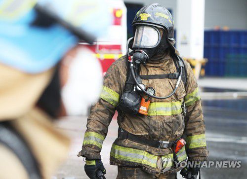화마와 사투 벌인 소방관들(이천=연합뉴스) 홍기원 기자 = 17일 오전 화재가 발생한 경기도 이천시 마장면 쿠팡 덕평물류센터에서 화마와 사투를 벌인 소방관들이 이동하고 있다. xanadu@yna.co.kr