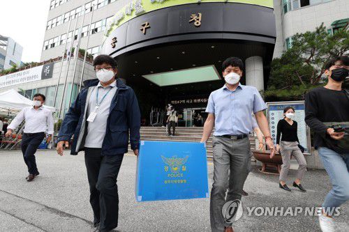 석면 철거도 불법 재하도급…구청 재차 압수수색(광주=연합뉴스) 정회성 기자 = 17명의 사상자를 낸 철거건물 붕괴참사를 수사 중인 경찰이 18일 오전 석면 철거공사 관리·감독을 담당하는 광주 동구청 기후환경과 사무실에서 압수품을 챙겨 이동하고 있다. hs@yna.co.kr