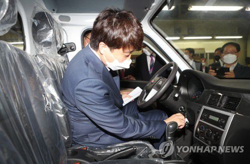 명신 전기차 타보는 이준석 대표(군산=연합뉴스) 임채두 기자 = 국민의힘 이준석 대표가 18일 오전 전북 군산시 명신 군산공장에서 명신이 생산한 전기 승합차를 둘러보고 있다. 2021.6.18 doo@yna.co.kr