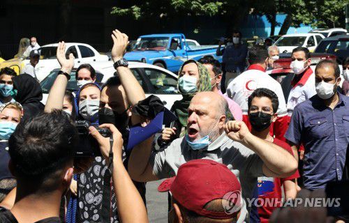 지지 후보 이름 외치는 이란인들(테헤란=연합뉴스) 이승민 특파원 = 이란 대선일인 18일(현지시간) 수도 테헤란 미르다마드 지역 투표소 앞에 유권자들이 지지하는 후보 이름을 외치고 있다. 2021.6.18 logos@yna.co.kr