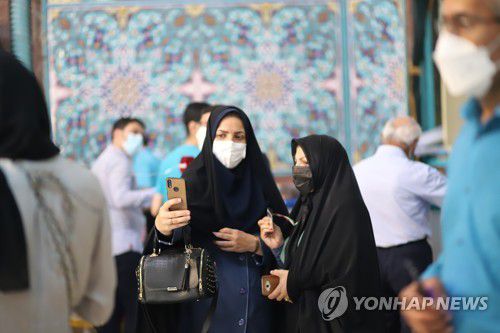 이란 대선 '투표 인증'(테헤란=연합뉴스) 이승민 특파원 = 이란 대선일인 18일(현지시간) 수도 테헤란 미르다마드 지역 투표소에서 유권자가 투표한 뒤 인증 사진을 찍고 있다. 2021.6.18 logos@yna.co.kr