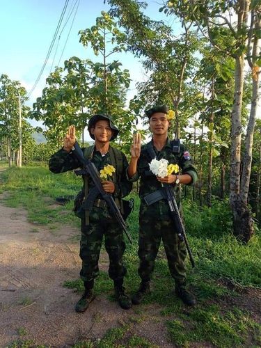 군복 차림으로 꽃을 들고 있는 이들[SNS 캡처.재판매 및 DB 금지]