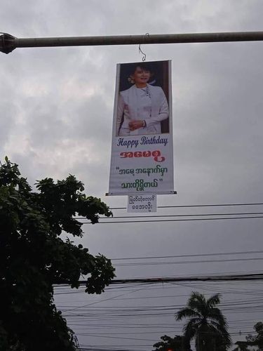 양곤 시내 가로등에 걸린 생일 축하 현수막[SNS 캡처. 재판매 및 DB 금지]
