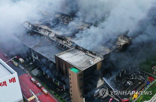 폭격 맞은 듯한 쿠팡 덕평물류센터(이천=연합뉴스) 홍기원 기자 = 18일 오후 경기도 이천시 마장면 쿠팡 덕평물류센터 화재 현장에서 소방관들이 진화작업을 하고 있다. 2021.6.18 xanadu@yna.co.kr