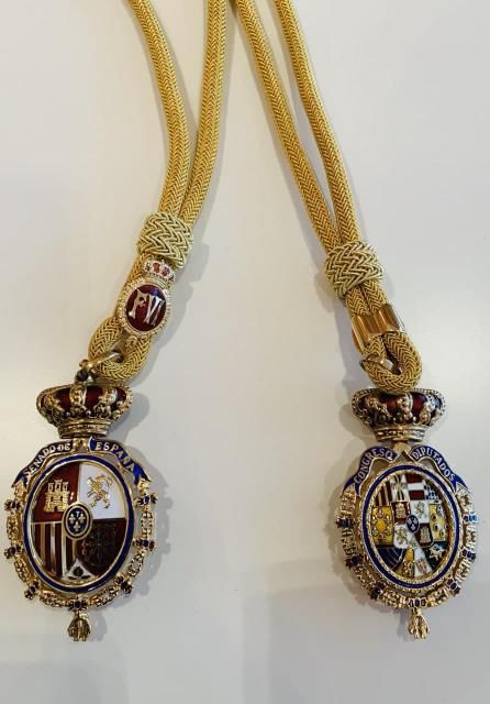 문재인 대통령이 스페인 상하원으로부터 받은 메달 [청와대 제공]