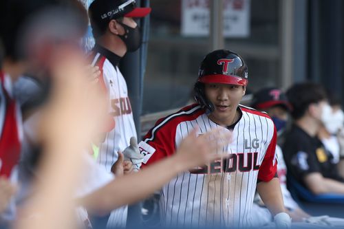 홈런 치고 더그아웃에서 환영받는 문보경[LG 트윈스 제공. 재판매 및 DB 금지]