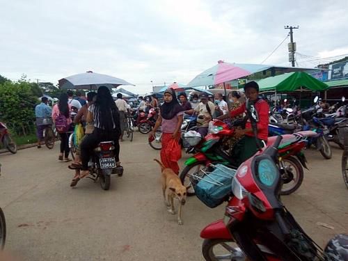 적지 않은 시민들이 마스크를 쓰지 않은 양곤 시내 한 재래시장의 3주전 모습. 2021.5.31
[교민 제공=연합뉴스. 재판매 및 DB 금지]