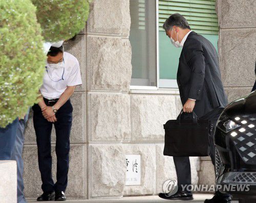 최재형 감사원장 출근(서울=연합뉴스) 임헌정 기자 = 최재형 감사원장이 21일 오전 서울 종로구 삼청동 감사원으로 출근하고 있다. 2021.6.21 kane@yna.co.kr