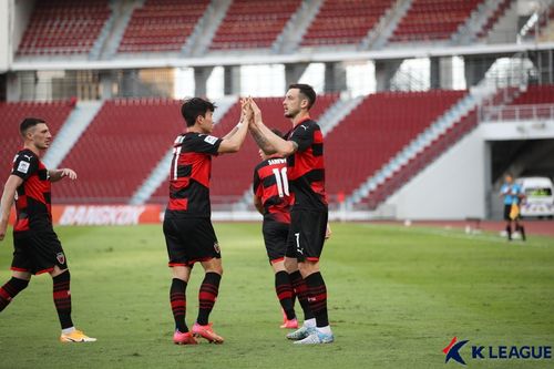 결승 골 득점 후 기뻐하는 타쉬(오른쪽)[한국프로축구연맹 제공. 재판매 및 DB 금지]