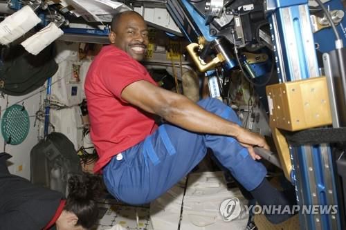 지난 2009년 11월 ISS에서 운동 중인 릴랜드 멜빈 [NASA 제공 / AP = 연합뉴스 / 재판매 및 DB 금지]