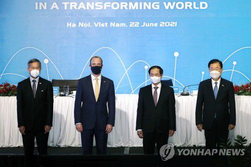 아시아유럽정상회의(ASEM) 참석한 도미닉 라브 영국 외무장관과 정의용 한국 외교장관[AP=연합뉴스]