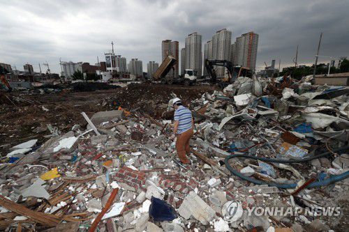 광주 철거건물 붕괴참사 현장서 석면 잔재물 조사[연합뉴스 자료사진]