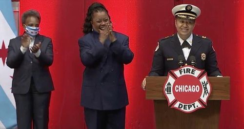 로리 라이트풋 시카고 시장(왼쪽) 앞에서 소감 밝히는 아네트 낸스-홀트 신임 소방청장(오른쪽) [시카고 시청 / 재판매 및 DB 금지]