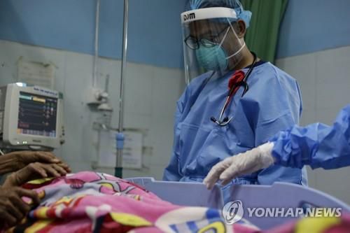 반 쿠데타 상징 '빨간 리본' 가슴에 단 미얀마 의사[EPA=연합뉴스]