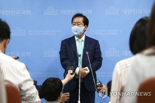 국민의힘 복당하는 무소속 홍준표 의원(서울=연합뉴스) 안정원 기자 = 국민의힘 복당이 결정된 무소속 홍준표 의원이 24일 국회 소통관에서 기자회견을 마친 뒤 질의응답을 하고 있다. jeong@yna.co.kr