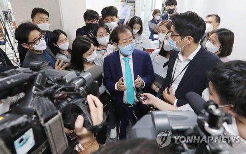 국민의힘 복당하는 무소속 홍준표 의원(서울=연합뉴스) 안정원 기자 = 국민의힘 복당이 결정된 무소속 홍준표 의원이 24일 국회 소통관에서 기자회견을 마친 뒤 질의응답을 하고 있다. jeong@yna.co.kr