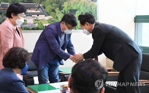 송재혁 예산결산특별위원회 위원장과 악수하는 오세훈 서울시장(서울=연합뉴스) 오세훈 서울시장이 24일 서울시의회 예산결산특별위원회를 방문해 위원들과 대화를 마치고 송재혁 위원장과 악수하고 있다. 2021.6.24      [서울시 제공. 재판매 및 DB 금지] photo@yna.co.kr