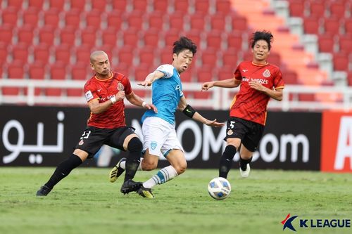 볼경합하는 권기표(가운데)[한국프로축구연맹 제공. 재판매 및 DB 금지]