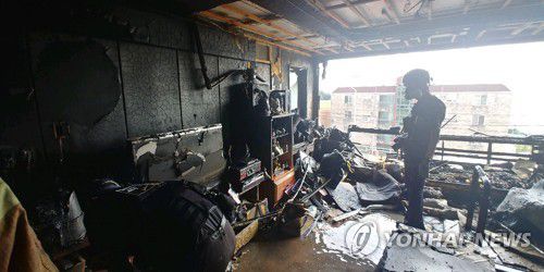 부산 사하구 빌라서 폭발사고(부산=연합뉴스) 부산 사하구 한 빌라에서 24일 오후 2시 30분께 폭발 사고가 나 집 안에 있던 2명이 숨졌다. 사진은 사고 현장 수습하는 관계당국 모습. 2021.6.24 [부산경찰청 제공. 재판매 및 DB 금지] psj19@yna.co.kr