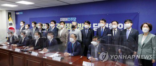 더불어민주당 하반기 경제정책방향 당정협의(서울=연합뉴스) 진성철 기자 = 더불어민주당 윤호중 원내대표와 홍남기 경제부총리 등이 25일 서울 여의도 국회 의원회관에서 열린 2021 하반기 경제정책방향 당정협의에서 기념촬영하고 있다.  2021.6.25 zjin@yna.co.kr