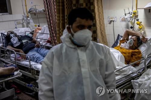 코로나19 환자가 입원한 인도의 한 병원 모습. [로이터=연합뉴스]