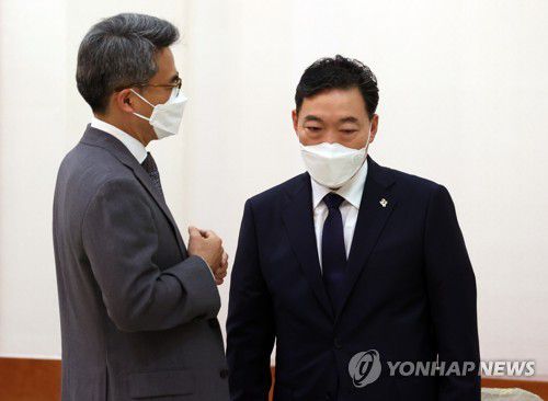 김기표 반부패비서관과 대화하는 김오수 검찰총장(서울=연합뉴스) 이진욱 기자 = 신임 김오수 검찰총장이 1일 오후 청와대에서 열린 임명장 수여식에 참석해 식전 김기표 반부패비서관과 대화하고 있다. 2021.6.1 cityboy@yna.co.kr