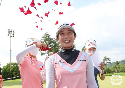 꽃잎 세례 축하를 받는 임진희.[KLPGA 제공. 재판매 및 DB 금지]