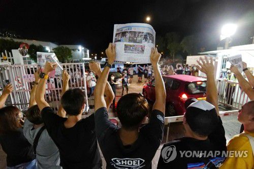 '마지막 신문' 들고 작별 고하는 홍콩 빈과일보 기자들(홍콩 AFP=연합뉴스) 홍콩의 대표적 반중 매체인 빈과일보 기자들이 24일 폐간 전 마지막으로 인쇄된 신문을 들고 신문사 밖에 모여 있는 지지자들을 향해 작별을 고하고 있다. 빈과일보는 홍콩 국가보안법(홍콩보안법) 시행 1주년을 엿새 앞둔 이날 26년의 역사를 마감했다. sungok@yna.co.kr